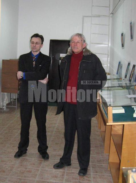Directorul bibliotecii, Gabriel Cărăbuş, şi Cornal Dan, la vernisaj