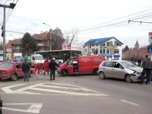 Atunci când este anunţat un accident rutier, ISU Suceava trimite la faţa locului echipajul de Descarcerare şi Salvarea