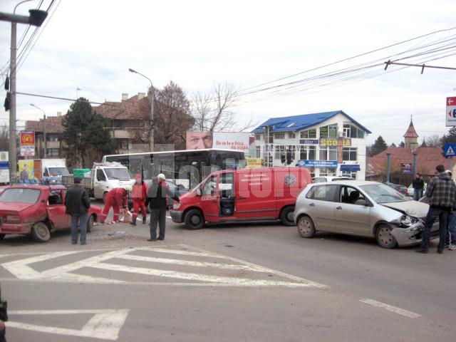 Atunci când este anunţat un accident rutier, ISU Suceava trimite la faţa locului echipajul de Descarcerare şi Salvarea