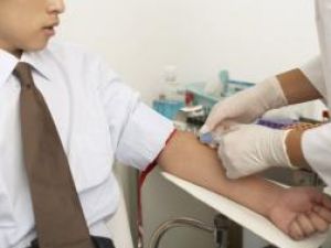 În baza unui test de sânge, medicul poate doza exact medicamentele anticoagulante. Foto: JUPITERIMAGES
