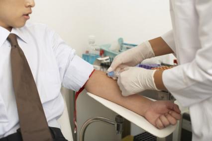 În baza unui test de sânge, medicul poate doza exact medicamentele anticoagulante. Foto: JUPITERIMAGES