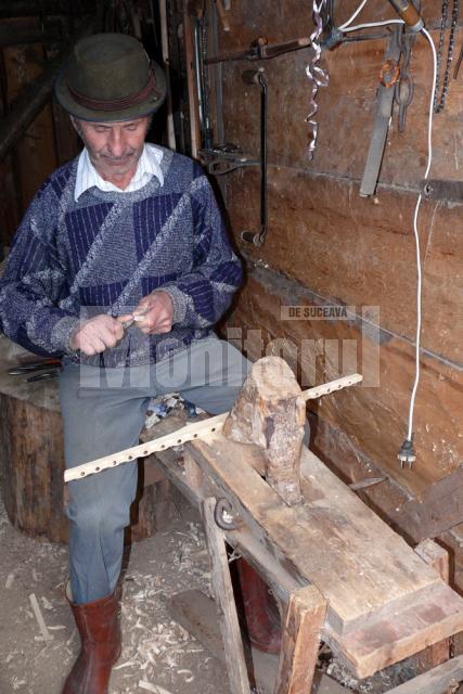Meşteşuguri păstrate: La Ciumârna se fac şi astăzi greble de lemn şi opinci, iar piatra se prelucrează manual