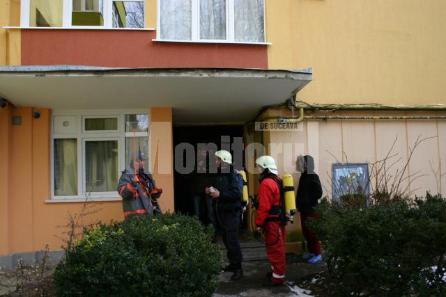 Echipaţi cu măşti de gaze şi tuburi de oxigen, reprezentanţii ISU Suceava au ajuns rapid la bloc