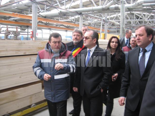 Directorul Doxar Grup, Nicolae Troaşe, i-a prezentat lui Emil Boc procesul tehnologic de fabricare a caselor pe structură din lemn