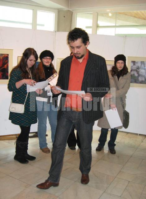 Prof. Florin Batîr Rusu oferind diplome tinerilor fotografi