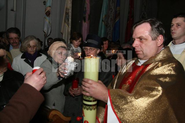 Preotul paroh Ştefan Babiaş, în noaptea de Înviere 2009