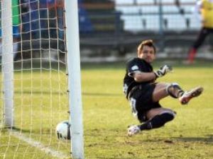 Emilian Dolha, de la Dinamo Bucureşti, primeşte un gol din penalty în meciul cu Otelul Galati. Foto: MEDIAFAX