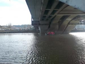 Pompierii au coborât cu cordeline speciale de pe pod, au luat-o pe adolescentă şi au coborât-o pe barcă, fiind adusă la mal în siguranţă