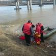 Pompierii au coborât cu cordeline speciale de pe pod, au luat-o pe adolescentă şi au coborât-o pe barcă, fiind adusă la mal în siguranţă