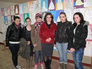 Prof. Simona Mera şi câţiva dintre câştigătorii concursului de desene cu modele de rochii de mireasă