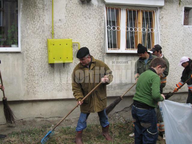 Cu mătura-n mână: Primarul Ion Lungu a dat startul curăţeniei de primăvară în cartierele Sucevei