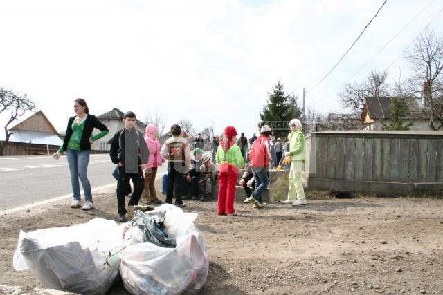 Suceava curată: Aproape o tonă de gunoi, adunată de elevii şcolii Stroieşti
