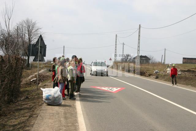 Suceava curată: Aproape o tonă de gunoi, adunată de elevii şcolii Stroieşti