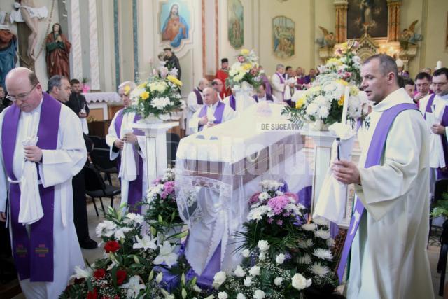 Lacrimi şi flori, la Siret: Preotul Ştefan Babiaş, condus pe ultimul drum de aproape o mie de credincioşi