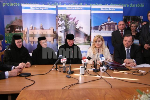 Elena Udrea şi stareţele mănăstirilor Dragomirna, Suceviţa şi Moldoviţa au semnat, ieri, contractele de finanţare pentru proiectele europene prin care cele trei lăcaşuri de cult vor fi restaurate cu fonduri europene