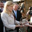 Elena Udrea a vizitat standurile meşteşugarilor, unii dintre aceştia oferindu-i şi anul acesta cadouri