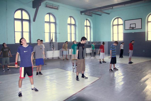 Şcoală cu ştaif: Sute de elevi, înghesuiţi într-o sală de sport mai veche de un secol