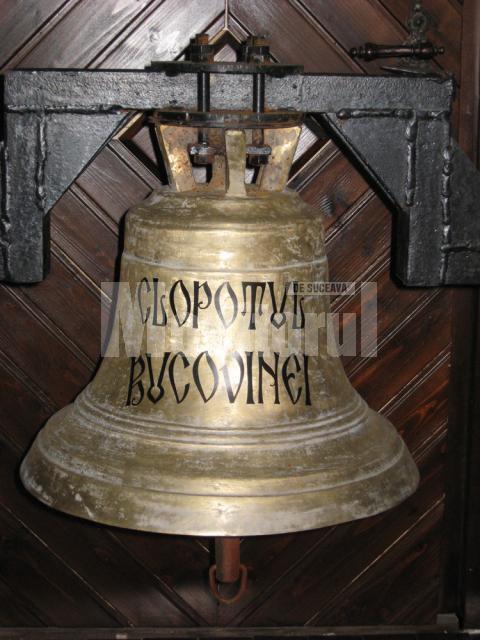 Gest: Flutur a donat clopotul din holul CJ bisericii din Muzeul Satului Bucovinean
