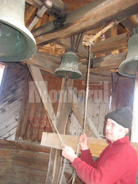 De 160 de ani: Sunetul magic al clopotelor din bronz şi argint din Pătrăuţi feresc satul de grindină