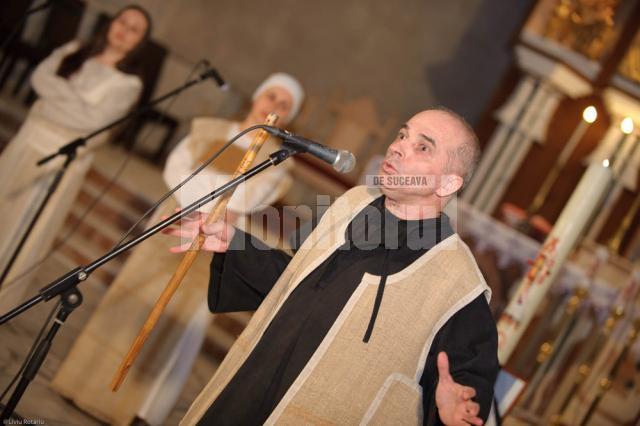 Grigore Leşe, în timpul concertului pascal „Pentru Eroi şi Morminte” susţinut de joi seara, în Catedrala Catolică din municipiul Suceava. Foto: Liviu Rotariu