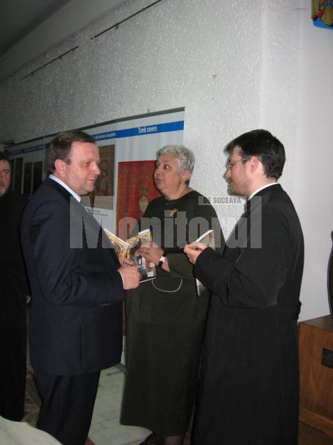 Preşedintele Gheorghe Flutur, arh. dr. Paraschiva Victoria Batariuc şi pr. Gabriel Herea