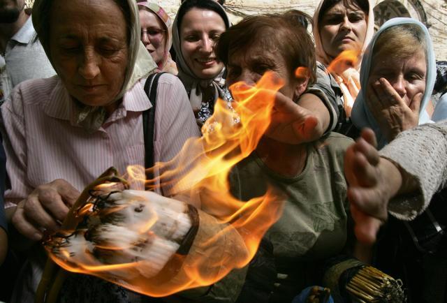 Focul Sfânt, numit şi Lumina Harică, este considerat una dintre cele mai mari minuni ale Bisericii Ortodoxe. Foto: MENAHEM KAHANA - Mediafax