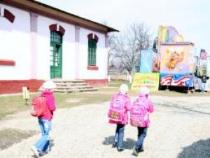 Bâlci: Parc de distracţie în curtea şcolii din Salcea