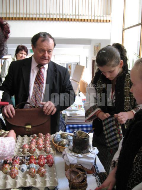 Preşedintele UUR, deputatul Ştefan Buciuta, la expoziţia de ouă încondeiate