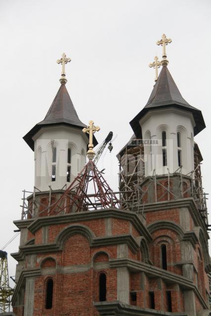 Unic în Bucovina: 13 clopote muzicale intonează „Hristos a Înviat” la Catedrala „Naşterea Domnului”