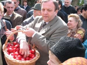 Gheorghe Flutur, a împărţit în prima zi de Paşte ouă roşii credincioşilor veniţi în parcul din centrul municipiului Suceava