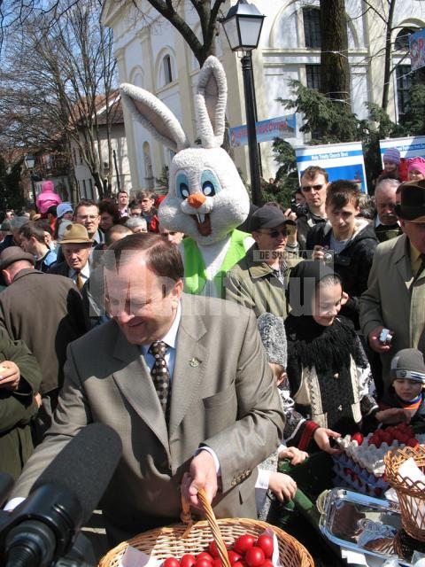 Sărbătoare: Ponei, iepuraşi şi ouă roşii în prima zi de Paşte, în centrul Sucevei