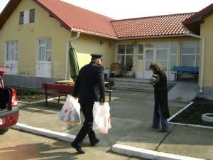 Sute de cadouri au fost împărţite copiilor din centrele de plasament de către reprezentanţii ISU Suceava