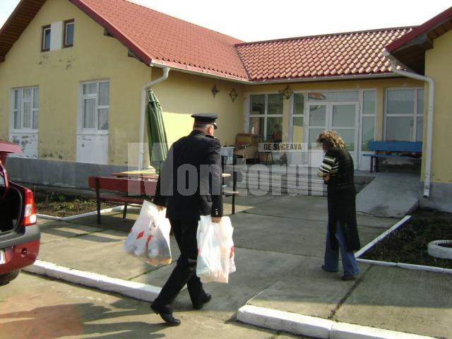 Sute de cadouri au fost împărţite copiilor din centrele de plasament de către reprezentanţii ISU Suceava