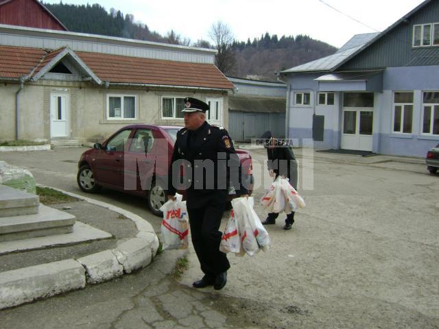 Cadouri: Iepuraşul a venit la copii din centrele de plasament în uniformă de pompier