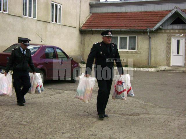 Cadouri: Iepuraşul a venit la copii din centrele de plasament în uniformă de pompier