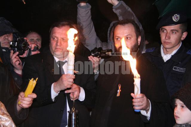 Preşedintele Consiliului Judeţean, Gheorghe Flutur, şi preotul Cătălin Axinte  au adus Lumina Sfântă de la Mormântul Mântuitorului din Ierusalim