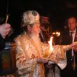 Noaptea de Înviere: Lumina Sfântă a fost aşteptată la Suceava de preoţi, mireni şi călăreţi cu făclii
