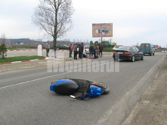 După impactul cu maşina, femeia de pe motoscuter a fost proiectată pe carosabil