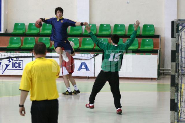 Handbal, juniori II: Sucevenii s-au impus lejer în faţa principalei contracandidate la turneul semifinal