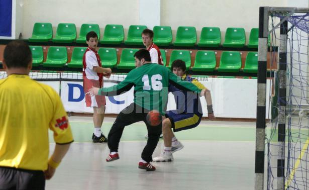 Handbal, juniori II: Sucevenii s-au impus lejer în faţa principalei contracandidate la turneul semifinal