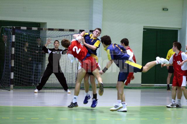 Handbal, juniori II: Sucevenii s-au impus lejer în faţa principalei contracandidate la turneul semifinal