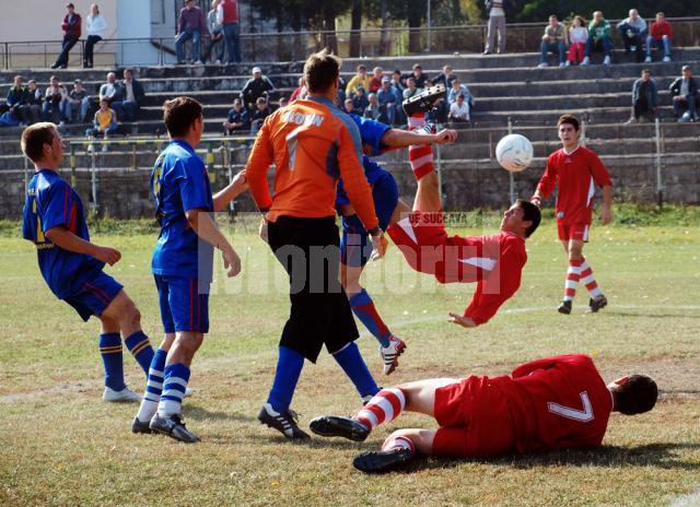 Lupta acerbă pentru puncte în Liga a IV-a. Foto: Dan FILIPCIUC