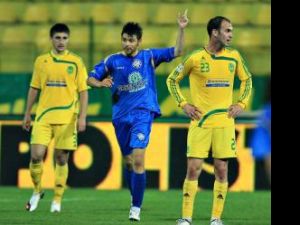 Andrei Raul Rusescu (centru), de la Unirea Urziceni, se bucură pentru gol în meciul cu FC Vaslui. Foto: Liviu CHIRICA / MEDIAFAX