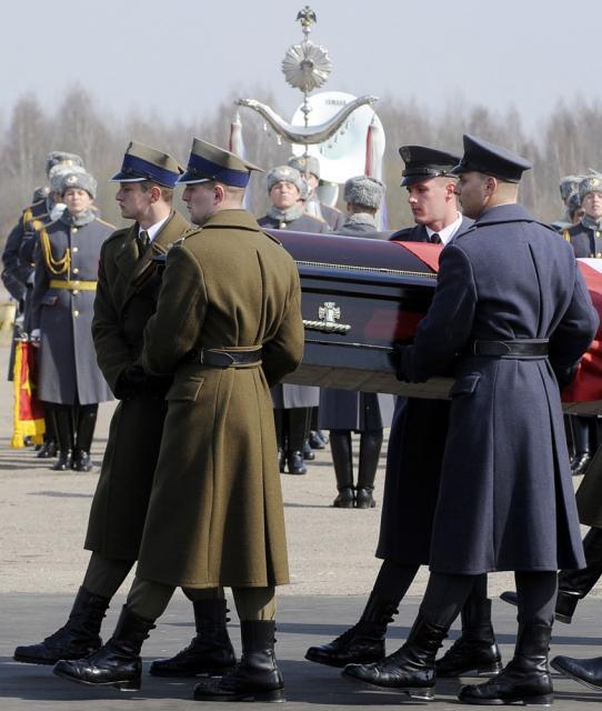 Trupul neînsufleţit al preşedintelui polonez Lech Kaczynski a fost repatriat ieri din oraşul rus Smolensk. Foto: MEDIAFAX