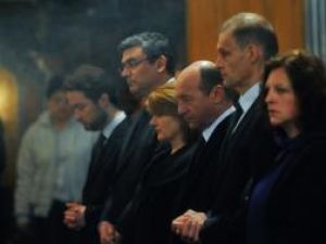 Preşedintele Traian Băsescu a fost prezent, ieri, la oficierea Sfintei Liturghii de către preoţii Catedralei romano-catolice Sfântul Iosif. Foto: MEDIAFAX