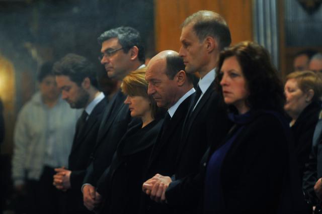 Preşedintele Traian Băsescu a fost prezent, ieri, la oficierea Sfintei Liturghii de către preoţii Catedralei romano-catolice Sfântul Iosif. Foto: MEDIAFAX