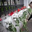 Flori şi lumânări la Ambasada Poloniei la Bucureşti. Foto: MEDIAFAX