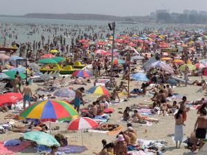 Turiştii care vor să petreacă o vacanţă pe litoralul românesc între 3 mai şi 15 iunie pot plăti tarife cuprinse între 159 de lei şi 399 de lei. Foto: MEDIAFAX
