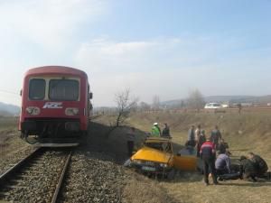 Accidentul soldat cu moartea a doi soţi şi rănirea gravă a încă trei persoane, după ce maşina în care se aflau aceştia a fost lovită de un tren