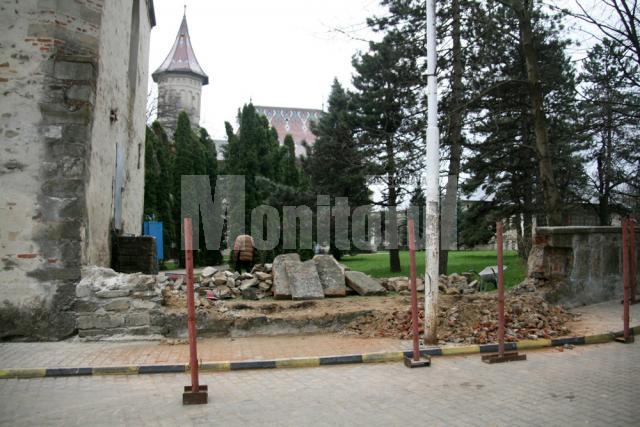 Zidul vechi al Mănăstirii Sfântul Ioan cel Nou de la Suceava, aflată în patrimoniul UNESCO, a început să fie demolat şi urmează a fi înlocuit cu altul